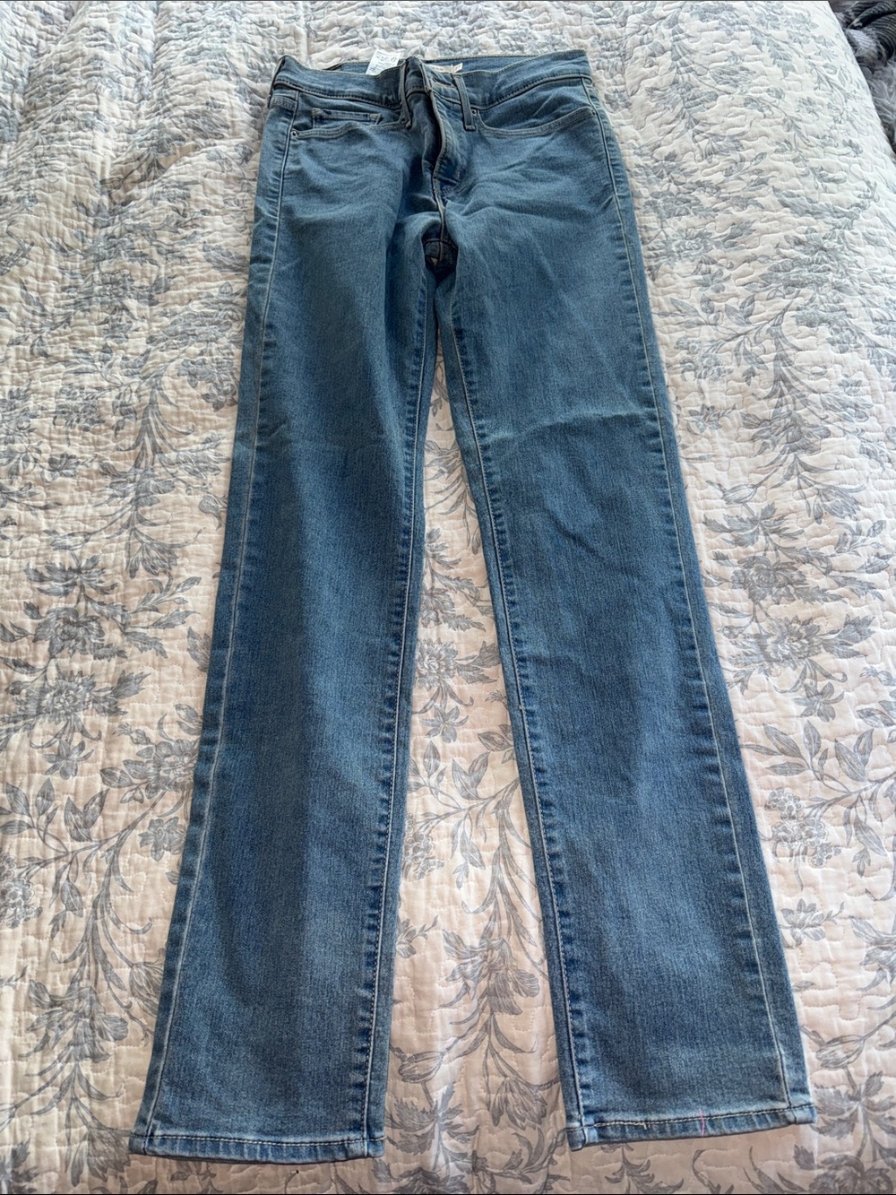 Levi's Women's Straight-Leg Jeans in Medium Blue Wash